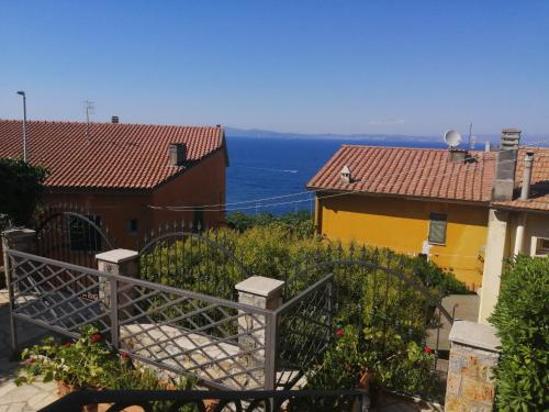 een uitzicht op de oceaan vanuit een huis bij Villino La Grotta in Porto Santo Stefano