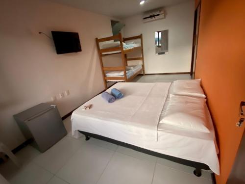 um pequeno quarto com uma cama e uma escada em Piratas do Morro Pousada em Morro de São Paulo