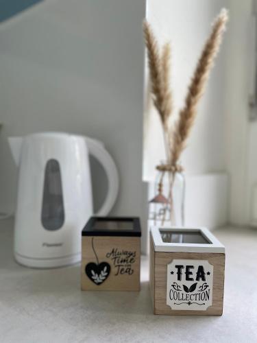 two boxes sitting on a counter with a tea container at Alte Schule Seinsfeld in Seinsfeld