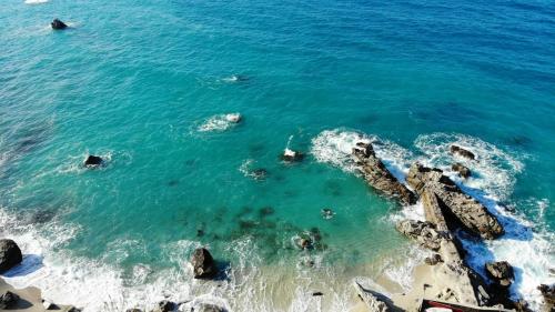 widok z powietrza na ocean w pobliżu skalistego brzegu w obiekcie Casa Garri' Sciconi di Briatico w mieście Briatico