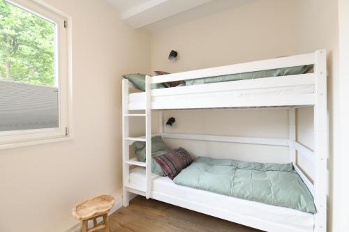 1 dormitorio con literas en una habitación con ventana en Das schiefe Haus - Wohnung "Altstadt", en Heppenheim an der Bergstrasse