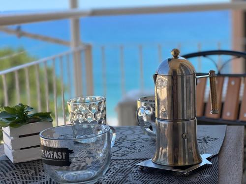 - une table avec un mixeur et deux verres dans l'établissement Don Pedro Beach House, à Savone