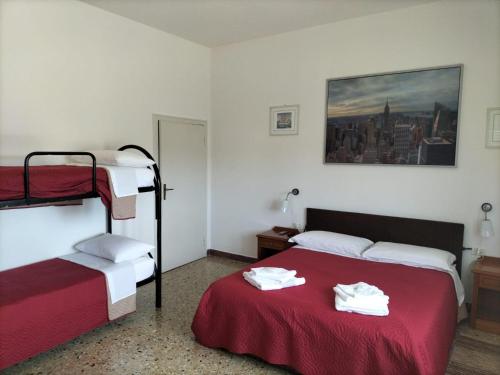 1 dormitorio con 2 literas y 1 cama roja en Affittacamere Mark, en Faenza