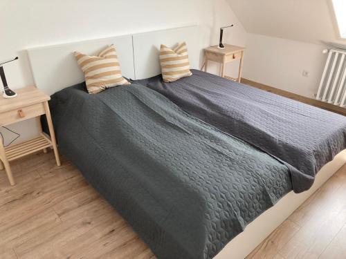 een slaapkamer met een groot bed met 2 kussens erop bij Bólyi Panzió in Bóly