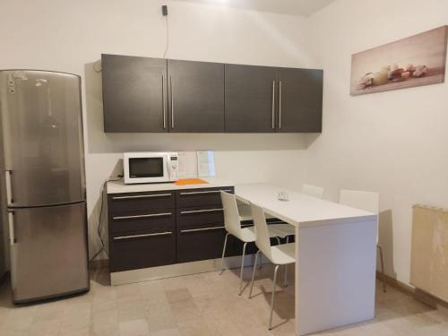 een keuken met een aanrecht met een magnetron en een koelkast bij Magica Venezia in Mestre
