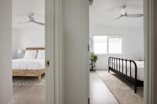 Ένα ή περισσότερα κρεβάτια σε δωμάτιο στο Desert Haus: Modern Luxury Home + Private Pool