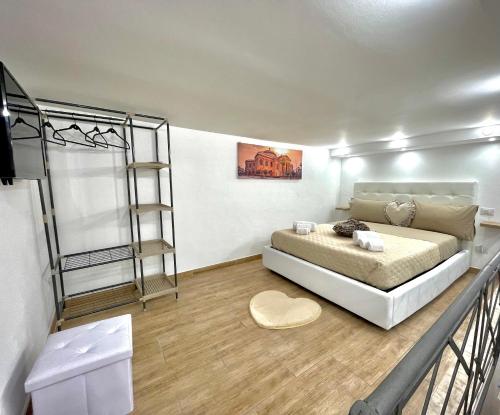 1 dormitorio con cama y escalera en A casa di ilary en Palermo