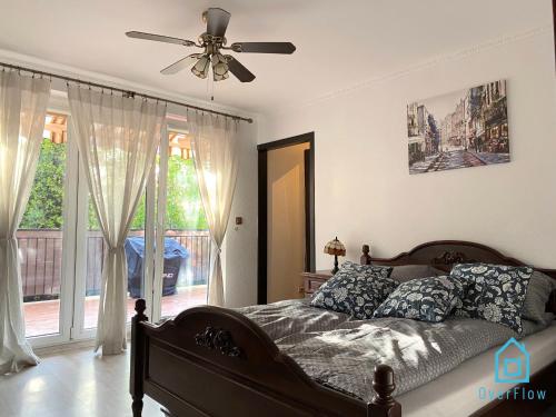 sypialnia z łóżkiem i wentylatorem sufitowym w obiekcie Lux Apartment - Lakefront Apartment in Kamień with Sauna & Hot Tub Only 30 Minutes from Gdańsk and Gdynia w mieście Kamień