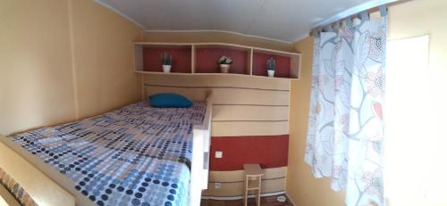 ein kleines Schlafzimmer mit einem Etagenbett in einem Haus in der Unterkunft Lodge das Taipas 