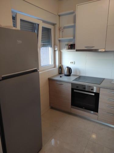 uma cozinha com um frigorífico e um fogão forno superior em Apartment Ana em Podgorica