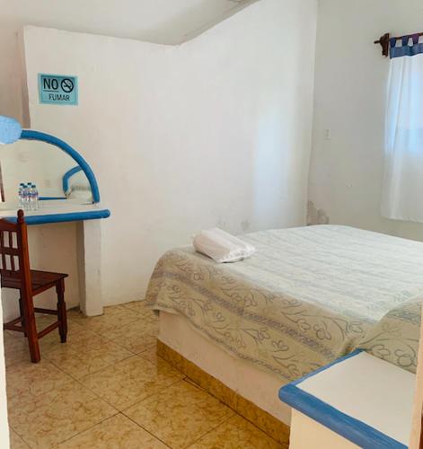 a hospital room with a bed and a table at Hotel Puerto Villamar in Tepoztlán