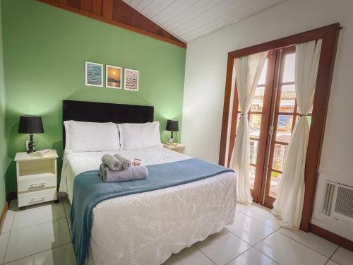 ブジオスにある1 Quarto Pra 2 Búziosのベッドルーム(ベッド1台、動物の詰め物付)