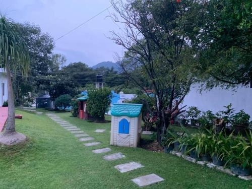 a dog house in the yard of a home at Hotel Puerto Villamar in Tepoztlán