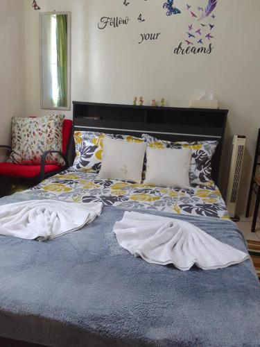 Postel nebo postele na pokoji v ubytování Aliyahs Place