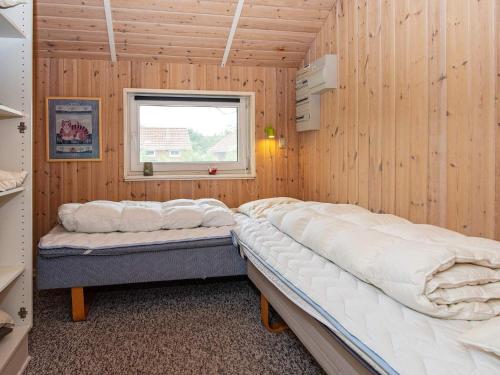 Oksbøl的住宿－Holiday home Oksbøl LXXXIII，一间带床的卧室,位于带窗户的房间内