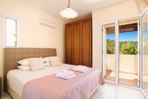 A bed or beds in a room at Villa Athena Springs by Villa Plus
