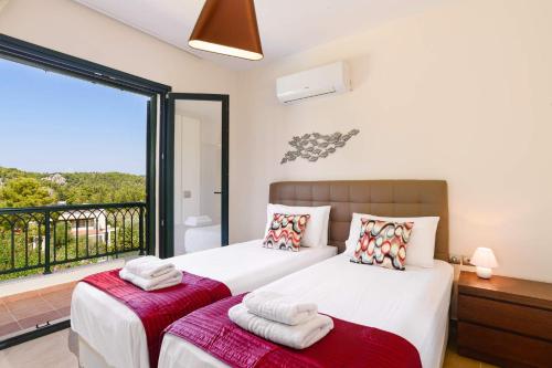 Un pat sau paturi într-o cameră la Villa Dimitra Springs by Villa Plus
