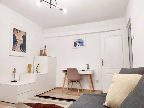 - une chambre avec un lit, un bureau et une chaise dans l'établissement 1 bedroom apartment, à Iaşi