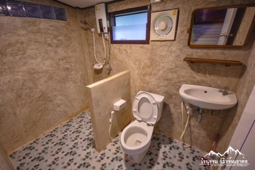 a bathroom with a toilet and a sink at ไร่นุชชม รีสอร์ทเขาค้อ in Ban Non Na Yao
