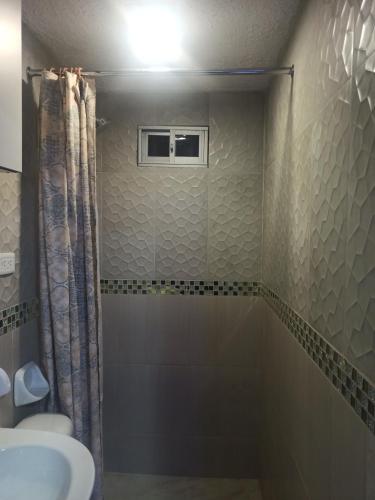 ein Badezimmer mit Dusche und Waschbecken in der Unterkunft Vive el esplendor del Centro Histórico in Quito