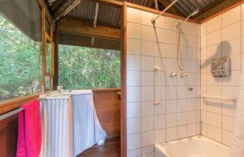 Phòng tắm tại Palmwoods Eco Escape