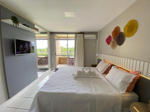 1 dormitorio con cama blanca con arco en Gran Lençóis Flat Barreirinhas Apt 509, en Barreirinhas