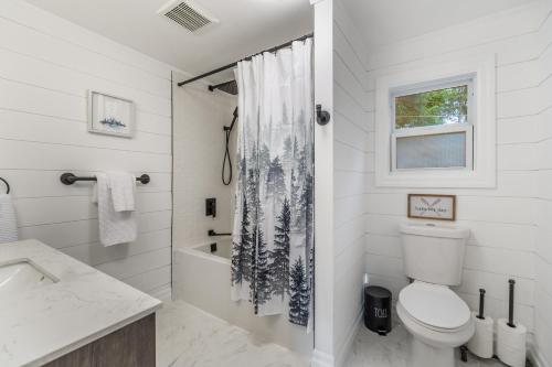 A bathroom at Winter Escape Waterfront Cottage Hottub&sauna!