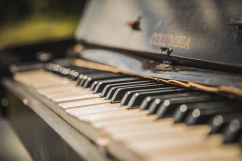 a close up of an old piano keyboard at Home at 9 in Ban Klang (4)