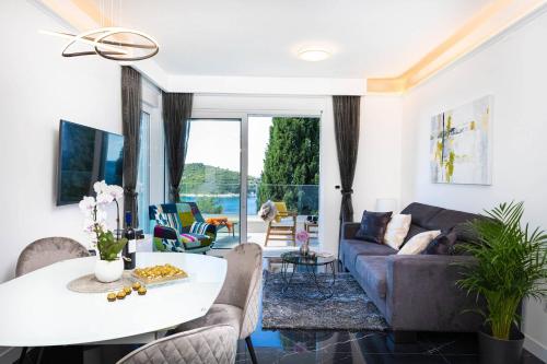 ein Wohnzimmer mit einem Sofa und einem Tisch in der Unterkunft Magic Fantasy in Dubrovnik
