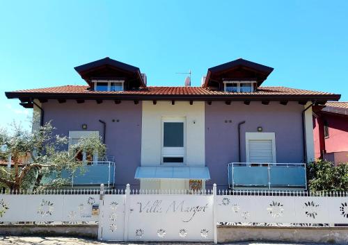 a purple house with a white fence at Villa Margot in Agropoli