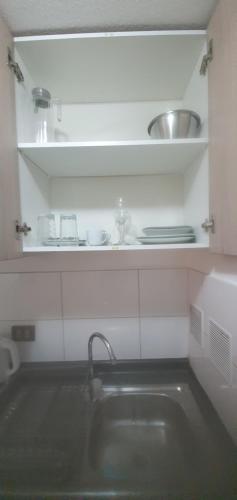 a kitchen with a sink and a bowl on a shelf at Arriendo departamento in Santiago