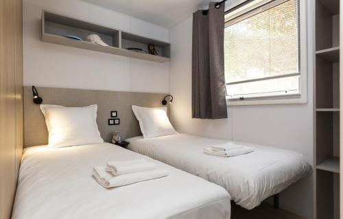 Кровать или кровати в номере Domaine Résidentiel de Plein Air Odalys Tamarins Plage