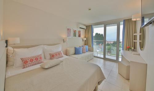 Ένα ή περισσότερα κρεβάτια σε δωμάτιο στο Kaliakra Mare Hotel - Ultra All Inclusive