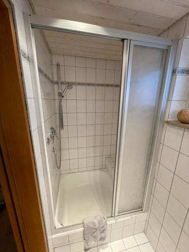 uma casa de banho com um chuveiro e uma banheira branca em 2-Zimmer-Nichtraucher-Ferienwohnung Strobel em Tübingen