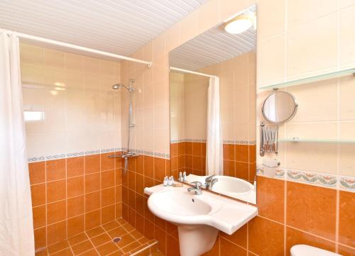 Ένα μπάνιο στο Hotel Malibu