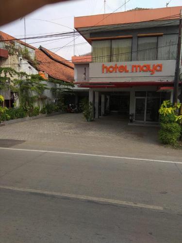 ein Hotelgebäude an der Straßenseite in der Unterkunft HOTEL MAYA in Tegal