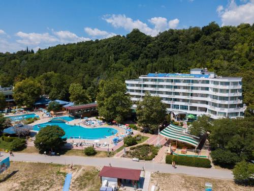 an aerial view of a hotel and a swimming pool at Hotel Arabella Beach in Albena