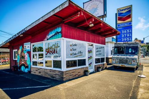 a fast food restaurant with a truck parked in front of it at Catamaran Cottage in Waldport
