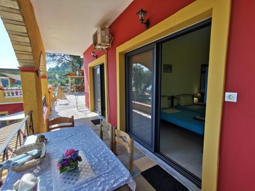 Μπαλκόνι ή βεράντα στο Pelekas Beach Apartments Rolling Stone