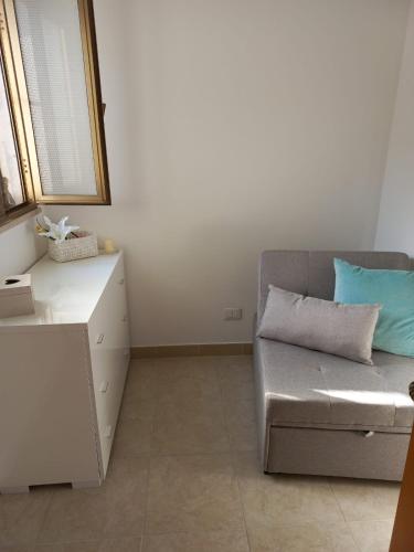 een woonkamer met een bank en een raam bij GREEN HOUSE in Vasto