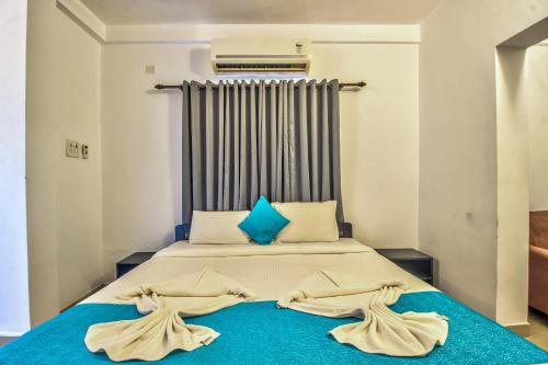 a large bed with towels on top of it at Villa Verediana in Candolim