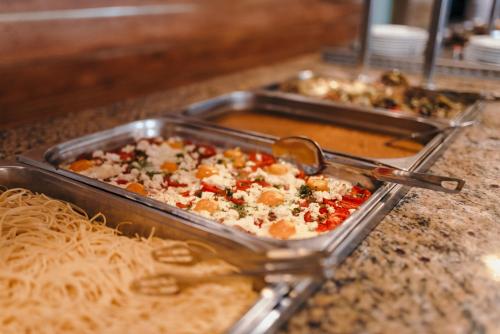 un vassoio di cibo su un bancone con spaghetti di Hotel Sandy Beach ad Albena