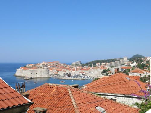 widok na miasto z czerwonymi dachami w obiekcie Sunset over the Dubrovnik's Old Town w Dubrowniku