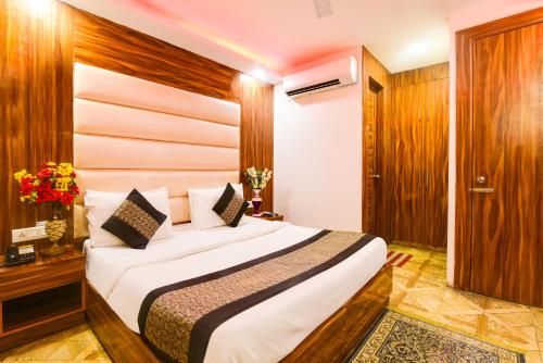 1 dormitorio con 1 cama grande en una habitación en Hotel Olivia Inn At Delhi Airport en Nueva Delhi