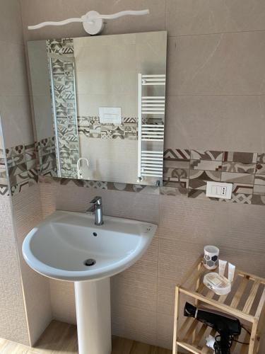 bagno con lavandino e specchio di Joya house a Taranto