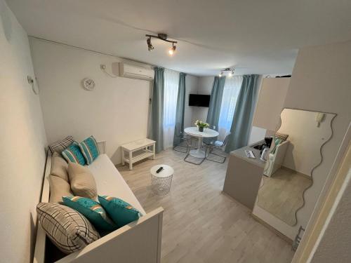 ボルにあるCentral apartments Bolのソファとテーブルのあるリビングルーム