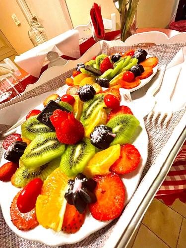 two plates of fruit on top of a table at Suite San Rocco Wellness&Spa in Ruvo di Puglia