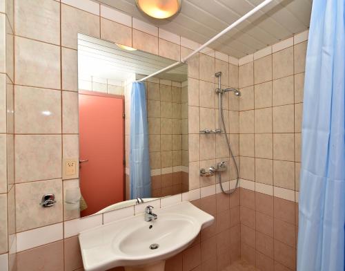 y baño con lavabo y espejo. en Hotel Oasis, en Albena