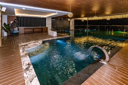 The King Hotel - Condotel Thai Nguyen tesisinde veya buraya yakın yüzme havuzu