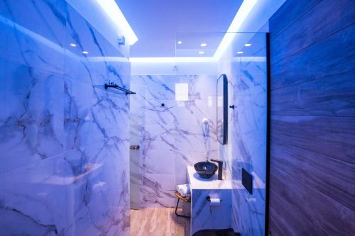 Et badeværelse på SantoRossa Luxury Villas